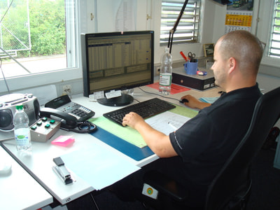 Homme travaillant à l'ordinateur